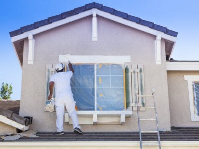 un homme travail sur une fenêtre